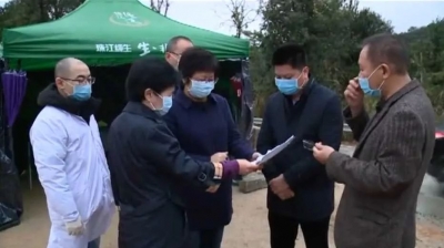 张红梅、饶凌云到大东镇检查疫情防控工作