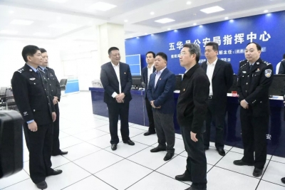 吴晖、朱少辉率队慰问春节坚守岗位的执勤民警