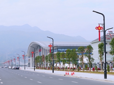 浓浓的年味染在桥边街头，这就是此时此刻的丰顺！