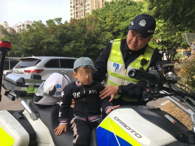 看好熊孩子！跟奶奶拌嘴，梅县3岁男孩竟自己跑开了！还好遇上警察蜀黍…