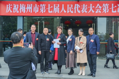 关系百姓的点点滴滴！人大代表继续分组审议各项报告