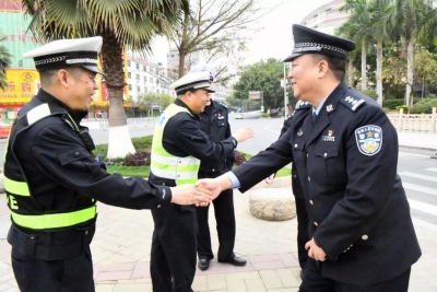 赖勤大年初一慰问五华县一线执勤民警、辅警