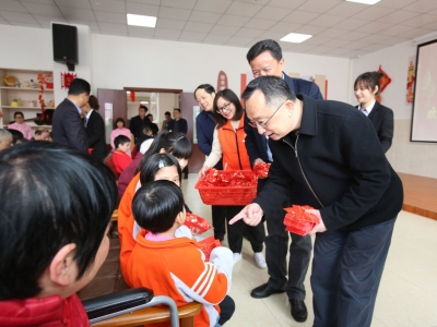 陈敏看望慰问孤寡老人和孤残儿童：倾注更多关爱 欢欢喜喜过年