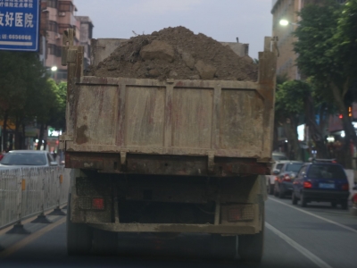 未加篷布、车牌污损...丰顺闹市出现了一辆“问题”货车