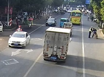 无证驾驶还袭警？拘你！