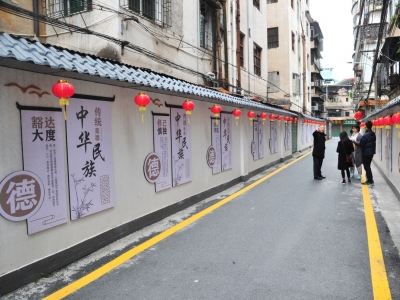 新春走基层丨昔日旧墙披“新衣”！梅城这条坑洼小巷变身“顺心路”迎新年