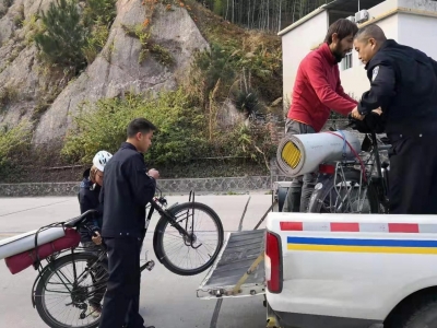 两外国游客在大埔迷路，最后...