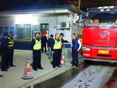 铁腕治超！兴宁交警一天查获13辆违规车辆