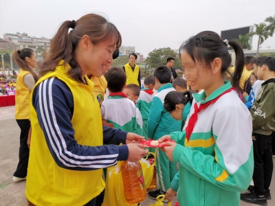 有爱的冬天不再寒冷！今日，兴宁市开展助学公益活动