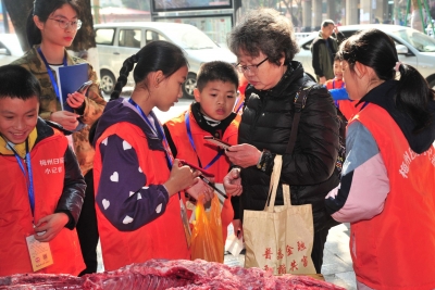 “走过路过不要错过~”梅州日报小记者冬令营在一声吆喝中开启！