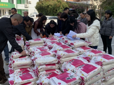 新春佳节将至，企业和政府给411户贫困家庭送温暖