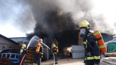 梅县一公司仓库发生火灾，内有柴油桶，附近就是加油站...