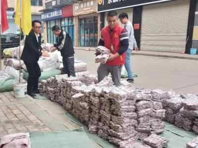 这个冬天不太冷！今天，兴宁善小助学协会门口热闹极了...
