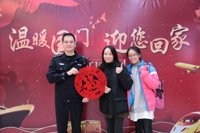 看温馨画面！梅州机场边检温暖国门迎您回家！