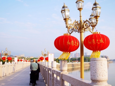 浓浓的年味染在桥边街头，这就是此时此刻的丰顺！