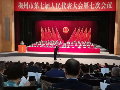 市七届人大七次会议举行第二次全体会议，会议听取市人大常委会工作报告、“两院”工作报告