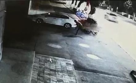 人干事？梅城一男子狂砸路边车…原因让人无语