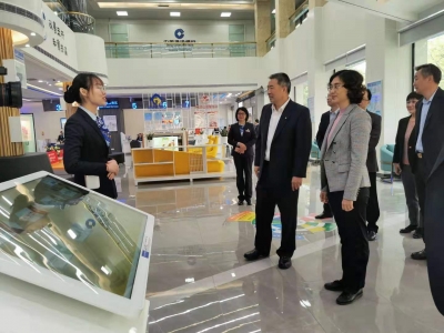 吴晓晖率队到金融机构检查工作，为一线员工送上新年的期盼和祝福