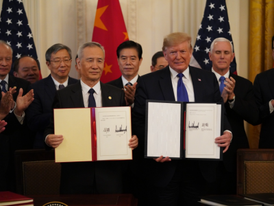 刘鹤与特朗普共同签署协议文本并致辞