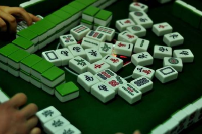 还敢躲着玩“转转麻将”？梅县警方最近又抓了20多人...