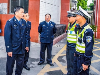 曾招强大年初一看望慰问执勤民警