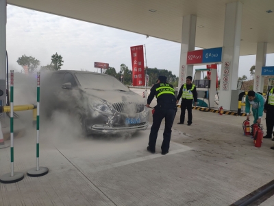惊险！五华横陂一加油站内汽车突然冒烟，万分危急时...