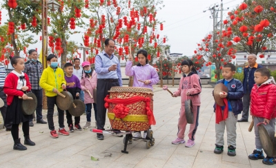 锣鼓巡街炮竹迎！今天，蕉岭县金鞍寨的锣鼓队送“福”来了