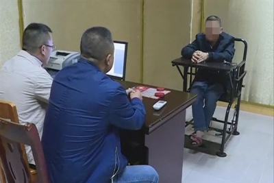 如此“上阵父子兵”  父携儿进村毒狗双双落法网