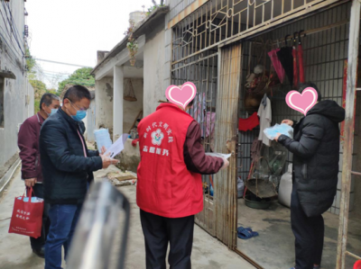 “一罩难求”的当下，他们竟挨家挨户敲门送口罩！