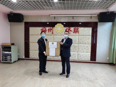 身在外地却心系家乡疫情，他为家乡送来了3万个口罩...