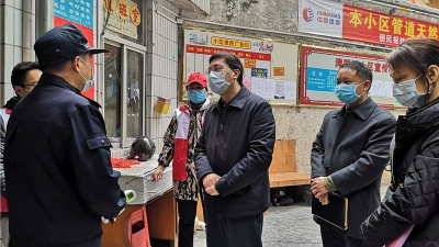 不打招呼、直奔现场！黄文沐暗访检查梅城住宅小区疫情防控工作