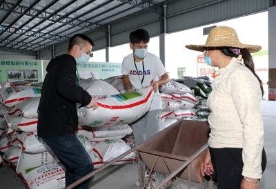 春日渐暖，五华河东镇968户贫困户喜提免费春耕物资！