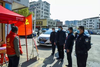 曾招强到兴宁西郊居委督导社区网格化防疫控疫工作