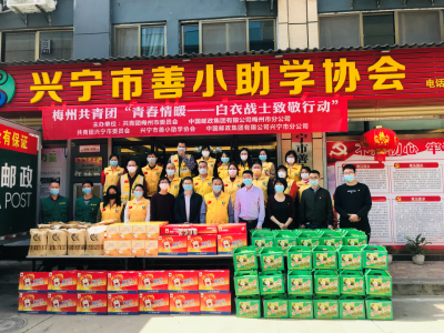 把抗疫战士当“屋夸人”！志愿者为一线医务人员家属送温暖