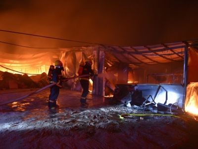 险！五华湖塘村一铁皮房深夜着火，12名消防指战员抵达现场“攻火”