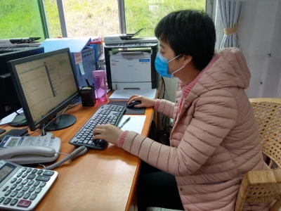 渴了喝点牛奶，饿了吃两口面包，她坚守在疫情防控最前沿...