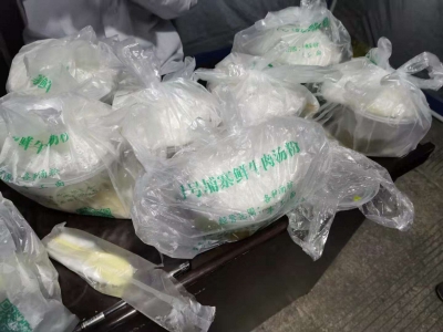 深夜，他送去热乎乎的宵夜，暖了防疫一线工作人员的心...