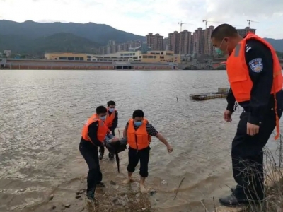 蕉岭一女子落水，还好有他们...