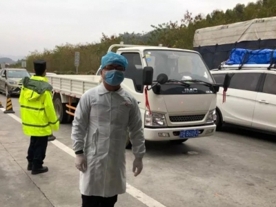 这是一名老师，他走上战场！