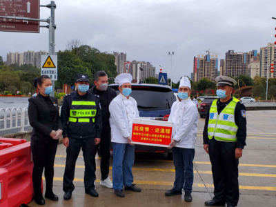 热饭热菜，我们来送！他们为联合检疫点执勤人员送来了这些...