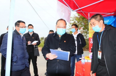 余其豹到部分镇村随机抽查疫情防控工作