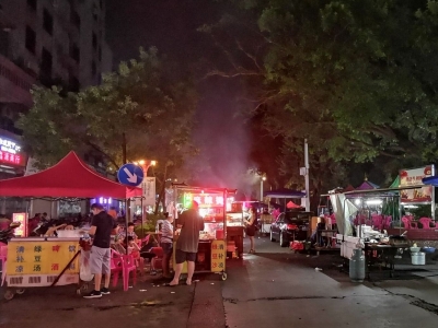 人员聚集、脱下口罩在夜宵档“相谈甚欢”——这样真的不好！