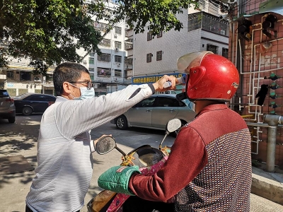 靠着借来的简易帐篷、自家搬来的桌子，他当起了社区防“疫”先锋！