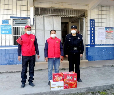 暖心！他们放下东西就跑，值班人员打开后感动不已…