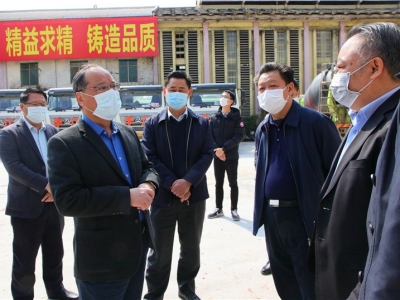 余其豹调研民营企业：坚持疫情防控不松懈 统筹推进企业复工复产