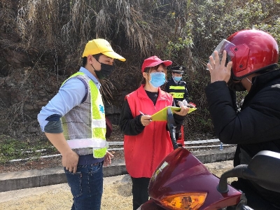 不管白天黑夜，他们披着“红马甲”，守好梅县桃尧防疫第一线...