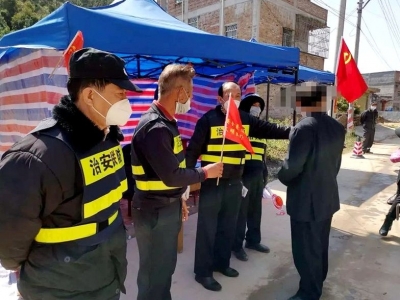 严厉批评！又一私家车拒绝接受检查强行冲卡