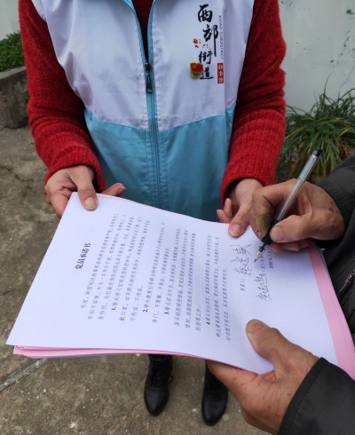微信接龙、个人纸质签名、上门送签…西郊街道以这些方式号召党员签订承诺书