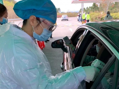 蓝白警医卫，夫妻战疫情：疫情不退 我们不退！