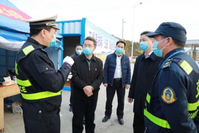 朱少辉到华阳高速出口开展检查慰问，发挥持续作战精神守好防疫重要关卡！